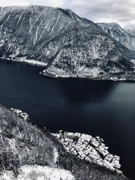 Dağdan Avusturya dağlarındaki Hallstatt Alp Köyü 'ne bakın. Kış Salonu, göl kıyısında bir köy..