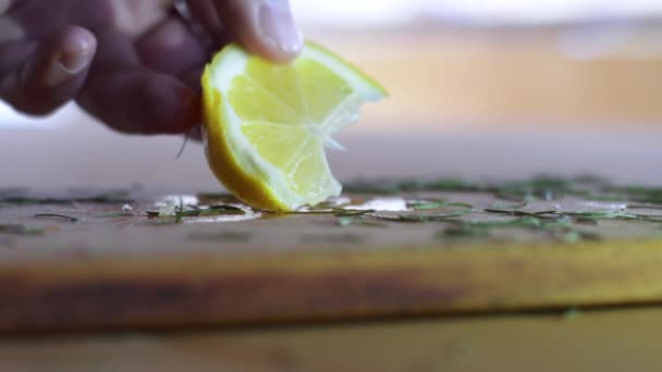 Резание Лимонных Ломтиков Разделочной Доске Ножом Видео Нарезки Лимона — стоковое видео
