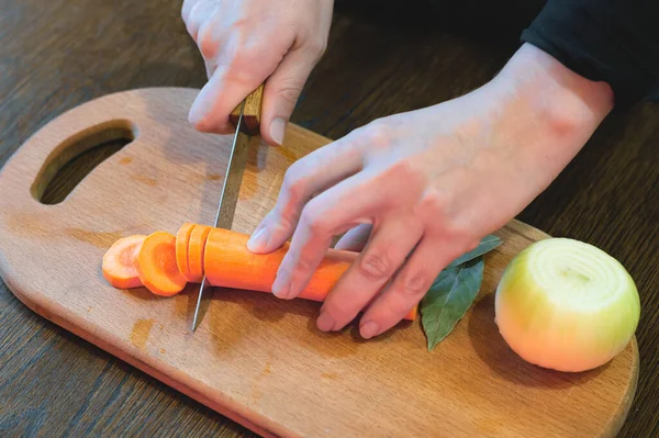 Sebze çorbası ya da salata pişirmek için sebze dilimlemek..