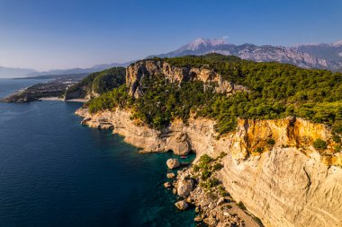Portekiz 'deki Nazare şehrinin plajını yukarıdan izleyin..