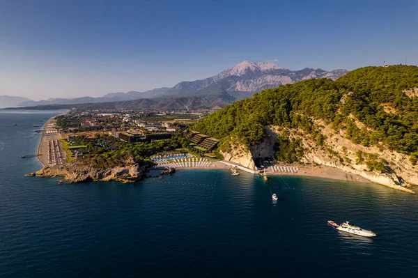 Portekiz 'deki Nazare şehrinin plajını yukarıdan izleyin..