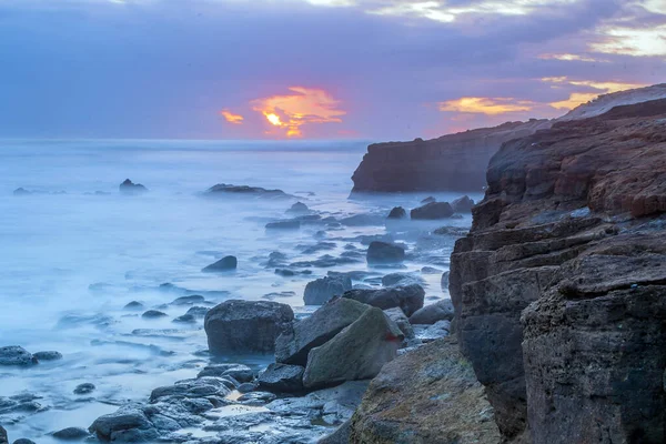 Atlantik okyanusunun dalgalarında suyun bulanık hareketi.