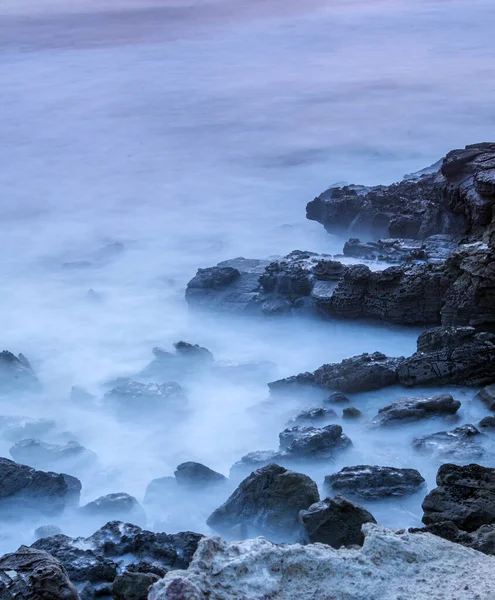 Atlantik okyanusunun dalgalarında suyun bulanık hareketi.