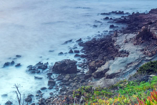 Atlantik Okyanusunun Dalgalarında Suyun Bulanık Hareketi — Stok fotoğraf