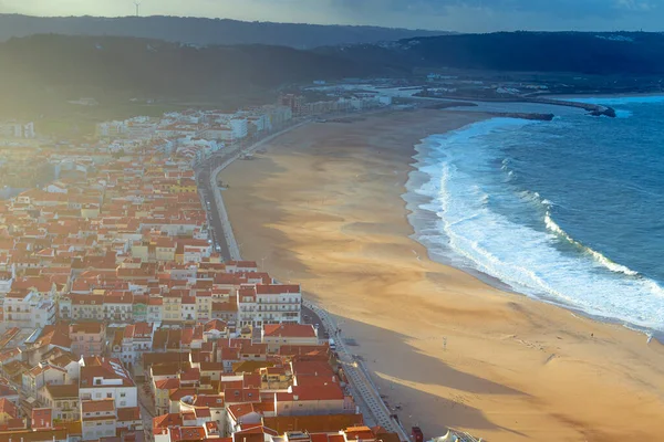 Portekiz 'deki Nazare şehrinin plajını yukarıdan izleyin..