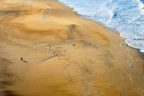 Portekiz 'deki Nazare şehrinin plajını yukarıdan izleyin..