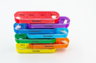 Her gün için haplarla dolu renkli konteynır