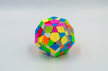 Rubik küpü farklı şekillerde.