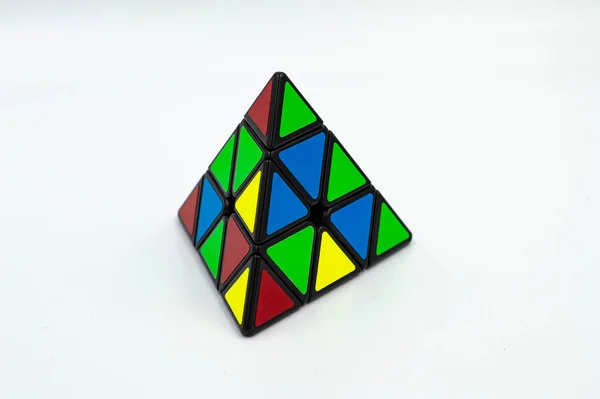 Rubik küpü farklı şekillerde.