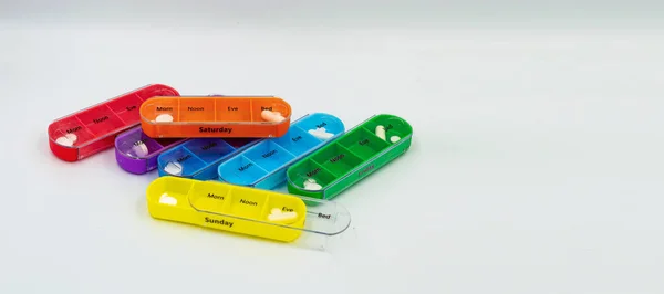 Her gün için haplarla dolu renkli konteynır