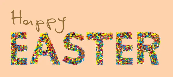 Üç farklı arkaplanda mutlu paskalyalar yazan bir kartpostal..