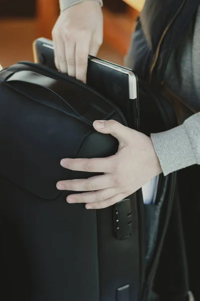 Adam bilgisayarını çantasından çıkardı.