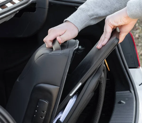 Adam bilgisayarını çantasından çıkardı.