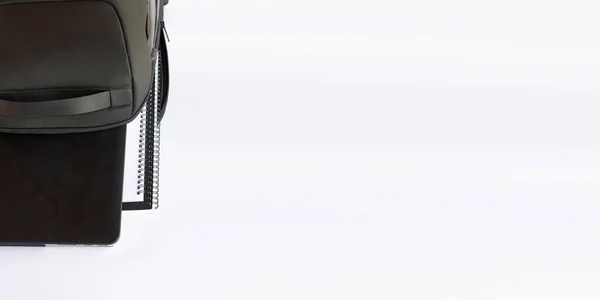 Sırt çantasında bir takım ofis malzemeleri..