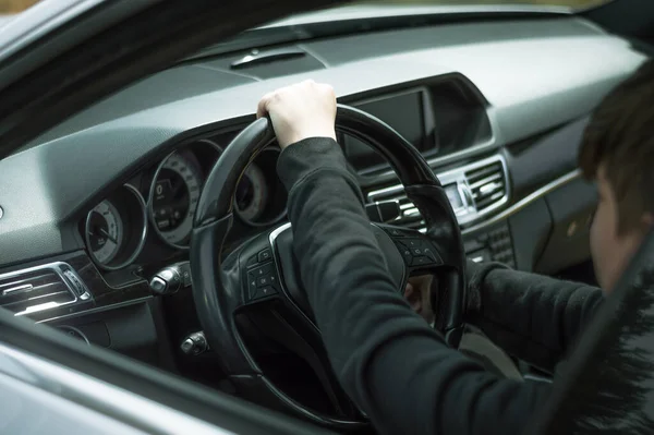 Arabanın test sürüşü, arabanın anahtarlarını vermek. Arabayı çalıştır. Direksiyona geç..