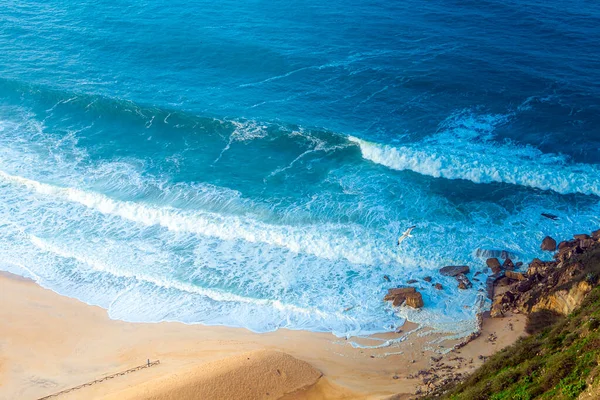 Zeezicht Het Strand Met Golven Surfen Bovenaanzicht — Stockfoto
