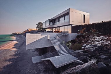 Deniz kıyısındaki bir evin görüntüsü