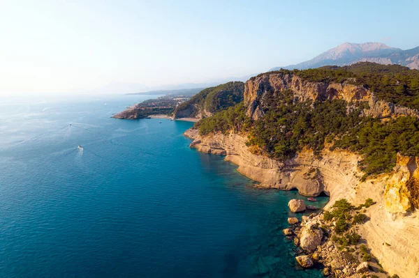 Hava fotoğrafçılığı, Antalya kıyısındaki Akdeniz kıyısı, Kemer köyü, Türkiye.