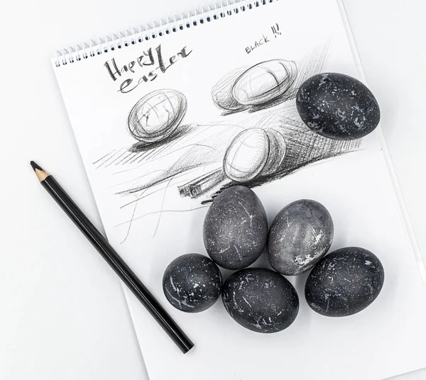 Paskalya dekoru, renkli yumurtalar, beyaz arka planda..