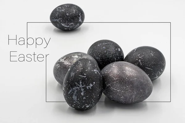 Paskalya dekoru, renkli yumurtalar, beyaz arka planda..