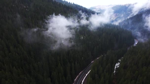 Πετώντας Πάνω Από Έναν Ορεινό Δρόμο Μέσα Στα Σύννεφα Εξατμισμός — Αρχείο Βίντεο