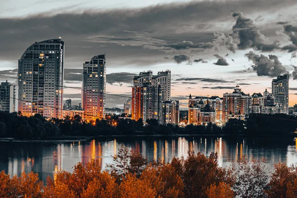 Kyiv şehrindeki obolon üzerindeki Natalka parkının manzarası