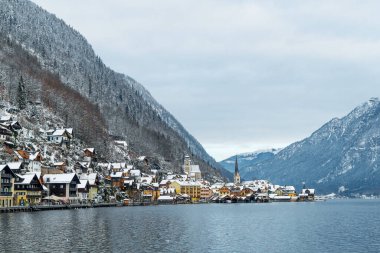 Güzel dağ kasabası Hallstatt, Alplerde, göl kıyısında..