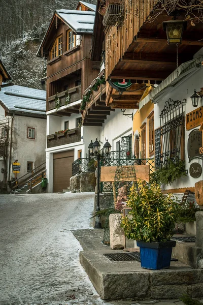 Hallstatt köyünün rahat sokakları Avusturya 'daki Alp Dağları' nın arka planına karşı..