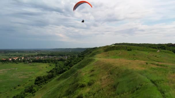 Paraglider Vliegt Groene Hellingen — Stockvideo