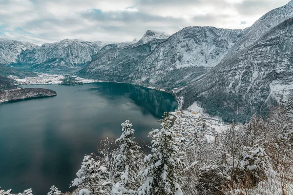 Dağdan kışa Alp Dağları 'ndaki bir gölün yakınındaki Hallstatt köyüne bakın.