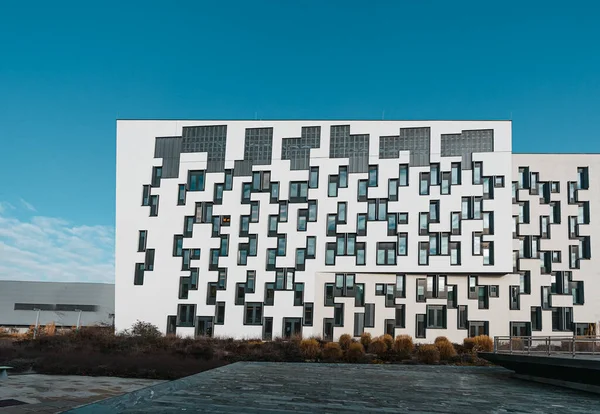 Mimarlık bürosu Zaahi Hadid tarafından tasarlanan Viyana Ekonomi Üniversitesi 'nin kampüsünün ön cephesi.