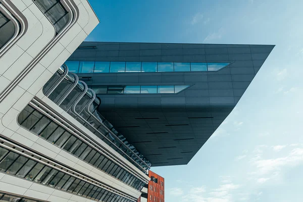 Mimarlık bürosu Zaahi Hadid tarafından tasarlanan Viyana Ekonomi Üniversitesi 'nin kampüsünün ön cephesi.