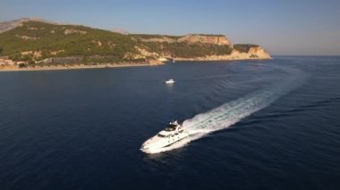 Türkiye 'de Akdeniz kıyısı boyunca denizin üzerinde uçuyor