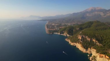 Türkiye 'de Akdeniz kıyısı boyunca denizin üzerinde uçuyor