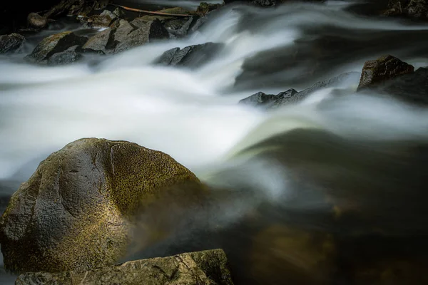山の川の潤滑水 山の川がぼやけている — ストック写真