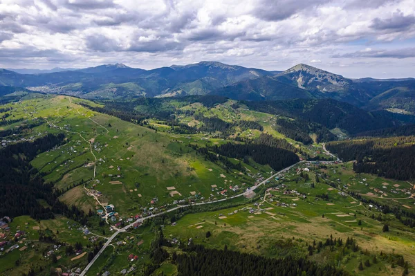 Yaz manzarası, bulutlu bir günde bir dağ köyü manzarası.
