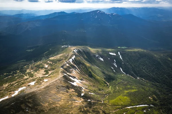 Karpatlar 'ın tepesinden yukarısı görünüyor..