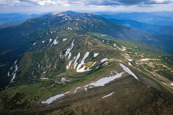 Karpatlar 'ın tepesinden yukarısı görünüyor..
