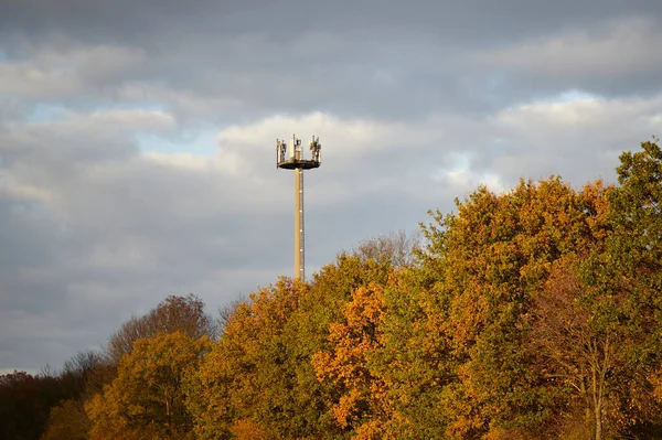Телекомунікаційна Антена Деревами Осінь Хмарне Небо — стокове фото