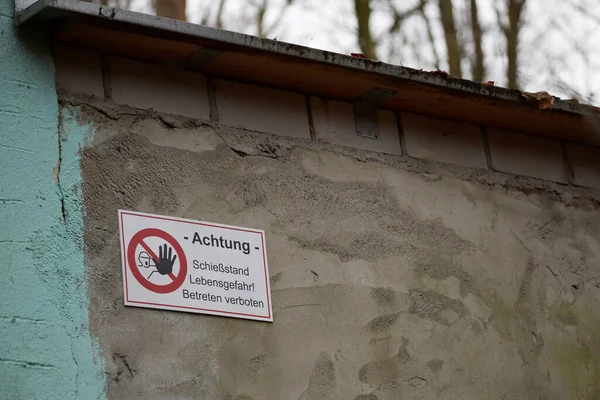 Niemiecki Znak Ścianie Domu Strzelnica Wstęp Obiektu Jest Zabroniony — Zdjęcie stockowe