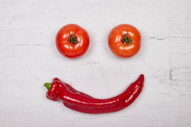 Domatesler ve pepperoniler bir yüz oluşturuyor, kopyalama alanı