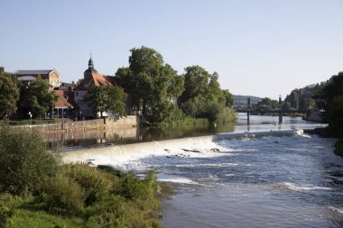 Hameln, Aşağı Saksonya, Almanya, 09 03 2021, Hameln 'deki Weser Nehri manzaralı, arka planda şehir