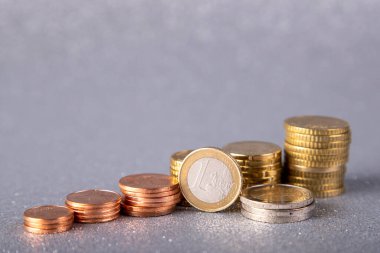 Gümüş parıltılı arka planda küçük avro sikkeleri