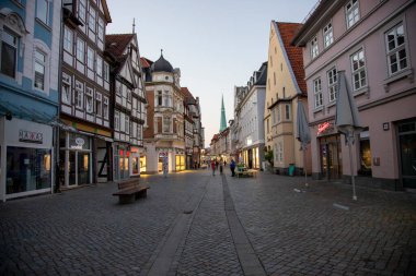 Hameln, Aşağı Saksonya, Almanya, 09 03 2021, şehirdeki insanlar alışveriş ve restoran alanında