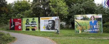 Hameln, NRW, Almanya, 09 04 2021, 2021 federal seçim posterleri, liberaller, CDU, yeşil parti ve SPD