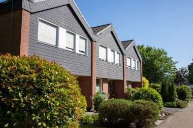 Huerth, NRW, Almanya, 06 14 2021 Huerth 'de küçük bir yerleşim yerinde teras evler