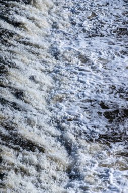 Nehirde insan yapımı şelale