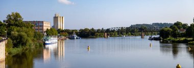 Hameln, Aşağı Saksonya, Almanya, 09 04 2021, Weser Nehri manzarası ve Hamlen Limanı 'ndaki eski metal köprü, turnuva tekneleri