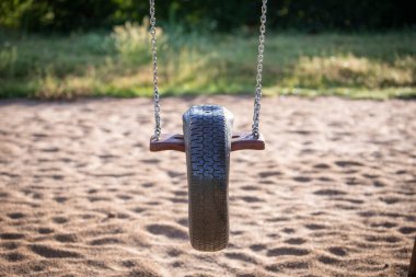 Çocuk salıncağında eski bir lastik vardı.