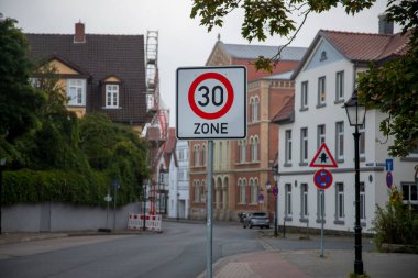 Hameln, Aşağı Saksonya, Almanya, 09 05 2021, hız limiti 30 km / saat olan şehir sokağı.